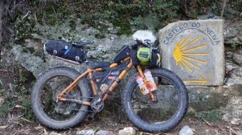 Ein spannender Trend ist Bike-Packing: Reisen mit reduziertem Gepäck, das ohne Trägersysteme direkt am Rad befestigt wird.