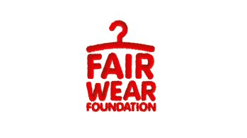 Das Fair-Wear-Siegel ist indirekt auch ökologisch. Denn es verlangt sichere und gesunde Arbeitsbedingungen in der Textil-Industrie. Ansonsten liegen soziale Kritierien an: Eine begrenzte Arbeitszeit oder ein existenzsichernder Lohn sind Bedingung für die Zertifizierung. Ausbeutende Kinderarbeit ist verboten.