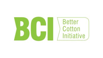 Better Cotton-Farmer müssen sich bei der Verwendung von Pflanzenschutzmitteln an Richtlinien halten. Auch Wassereffizienz, Bodenschutz oder die Arbeitsbedingungen sind reglementiert. Die Verwendung von gentechnisch veränderter Baumwolle ist dagegen erlaubt. Rund elf bis zwölf Prozent der weltweiten Produktion trugen zuletzt das Siegel, das z.B. H&M, Adidas und IKEA unterstützen.