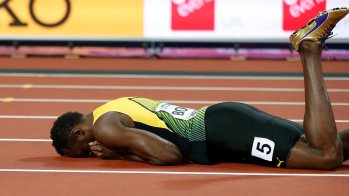Gold ist beim Abschied nur der Schuh: Usain Bolt, über 4x100 Meter zuvor Dritter, stürzt bei der abschließenden Sprint-Staffel, dem letzten Rennen seiner Karriere.