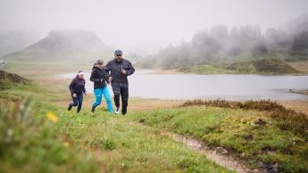 Personen beim Trailrunning