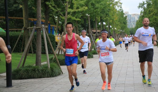 Runners at the ISPO Shanghai Morning Run