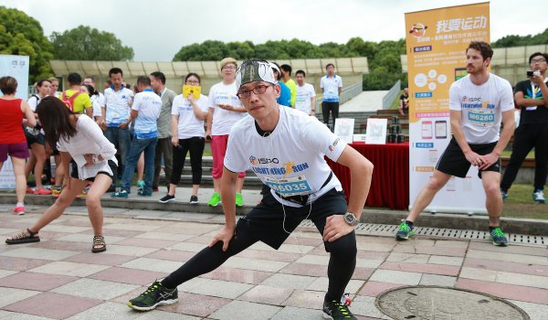 Participants of the ISPO Shanghai Morning run do stretching