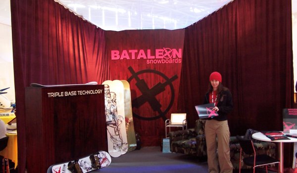 Die skandinavische Snowboard-Marke Bataleon ging zur Saison 2004/2005 mit seiner einzigartigen Triple Base Technology auf den Markt. Im gleichen Zeitraum war Bataleon auch Finalist bei ISPO Brandnew.