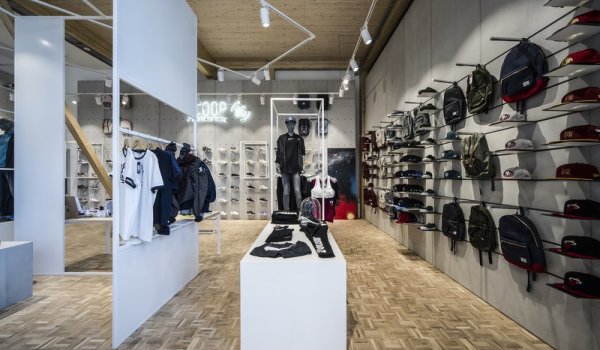 Gutes Design funktioniert auch außerhalb der Metropolen: Scoop (86) ist ein Sneaker-Store in Ingeldorf in Luxemburg.