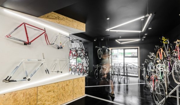 Ein Projekt vor Radbegeisterte: Vèlo7 ist ein neuer Store für die Bike Cummunity in Poznan und für Anhänger hochwertiger Räder und guten Designs. 