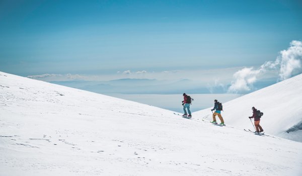 Für Skitouren sind funktionelle Jacken und Hosen unverzichtbar