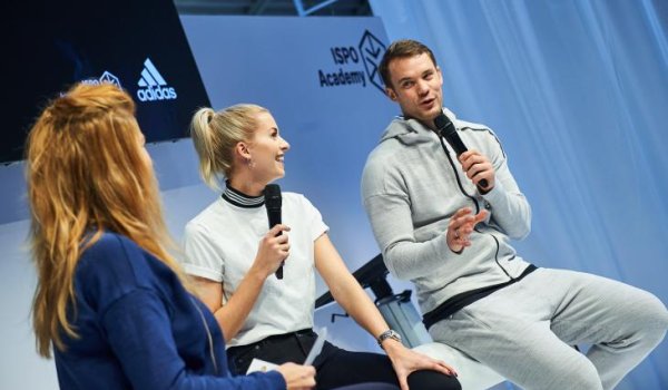  Beim Adidas Symposium sprechen Manuel Neuer und Lena Gercke mit Moderatorin Isabella Müller-Reinhardt. 