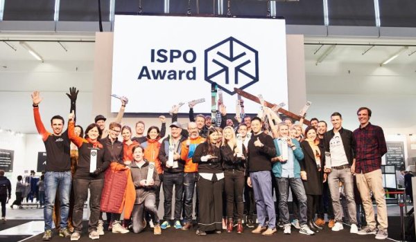 19 Gold Winner und ein Product of the Year-Vertreter auf der Bühne: Das Gruppenfoto der Snowsports-Preisträger 2018.