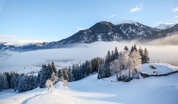 Aufgrund seiner absoluten Schneesicherheit und seiner guten Infrastruktur für Tourengeher ist das Kitzsteinhorn (3203 m) in der Tourismusregion Zell am See das wohl bekannteste Skigebiet für Pistenskitouren im Salzburger Land.