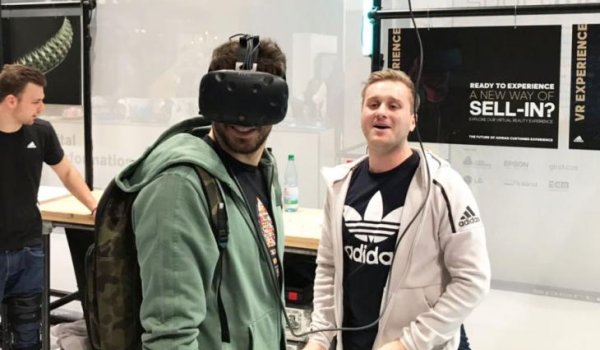 FC Bayern-Star Javi Martínez stattet der ISPO Munich 2018 einen Besuch ab – und schaut gleich mal am Adidas-Stand in der Digitize Area vorbei, um die VR-Brillen zu testen.
