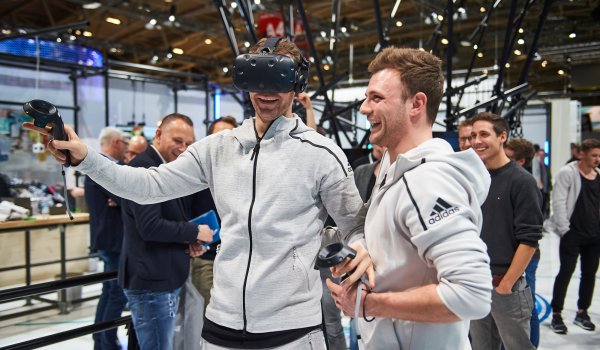 Bei ISPO Digitize testet FC Bayern-Star Manuel Neuer die neueste VR-Technologie - das sieht nach Spaß aus.