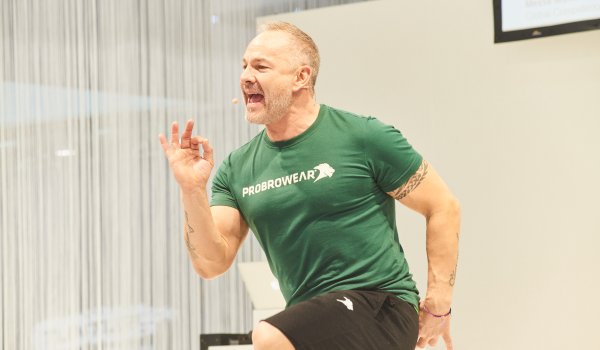 Der Schweizer Fitnesstrainer Pierre Ammann bringt die Teilnehmer im Health & Fitness Forum ins Schwitzen.