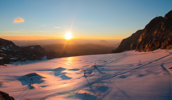 Die Dachstein-Überquerung, auch bekannt als "Österreichs Nationalskitour", gilt als eine der schönsten Skitouren im gesamten Alpenraum.