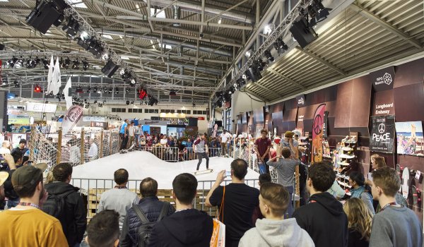 Auch Skater kommen voll auf ihre Kosten: Ob Longboard oder Skateboard, auf der ISPO Munich treffen sich Hersteller und Szenegrößen zum Austausch.