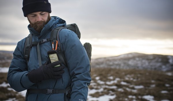 The outdoor smartphone can be attached to a backpack with a karabiner. GPS tracks can be read easily at any time