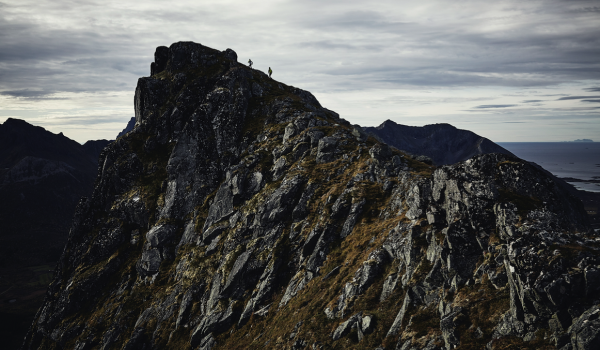 Bergsteiger auf Felsgrat Bergsteiger auf Felsgrat