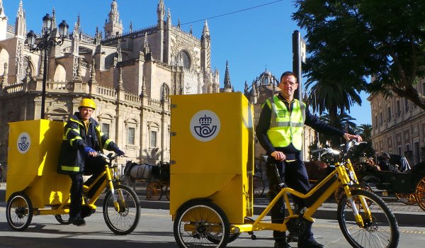 E-bikes are becoming increasingly variable. For example, the technology company Continental has entered into a cooperation agreement with the Spanish postal service: This can now deliver shipments more sustainably and comfortably with load wheels from Bikelecing.