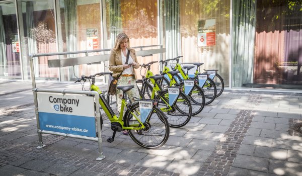 Shared Economy has also arrived on the e-bike market. "This is a real trend, since many people are becoming more and more environmentally conscious. Meanwhile not only tourism regions use the rental offers, but increasingly also universities or companies", says Franziska Berger of Movelo. The environmentally friendly e-bike is also worth its weight in gold as a means of transport within large company premises.