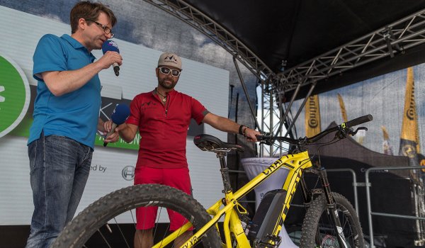 Stefan Schlie (r.) was once a professional trial rider, but now swears by e-bikes. Especially for longer offroad trips he is a big fan of another trend: additional batteries as range extender.