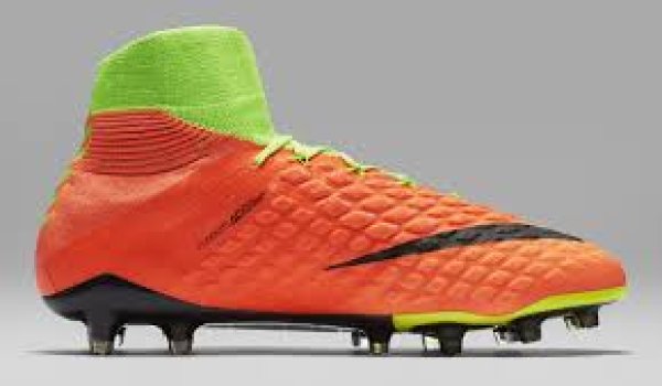 Quelle: Nike Als einziger trägt Mario Gomez den Hypervenom Phantom III von Nike, allerdings ganz in Weiß (240 Euro).