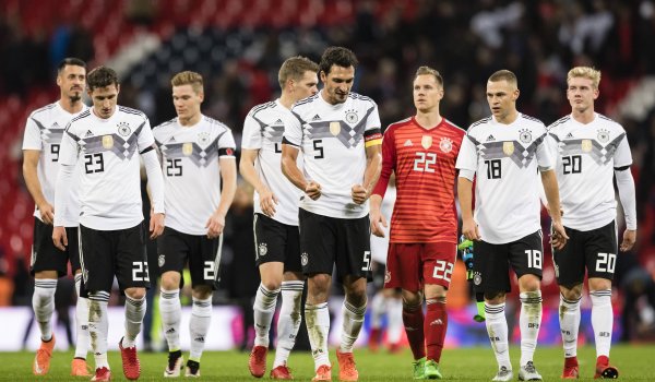 WM 2018: Ausrüster Adidas hat sich entschlossen, bei seinen WM-Trikots 2018 auf Retro-Look zu setzen. So erinnert das deutsche Trikot an eine Schwarz-Weiß-Version der Jerseys von der WM 1990.