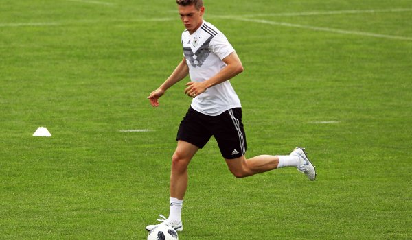 Quelle: Imago Verteidiger Matthias Ginter blickt natürlich auf den Ball – und nicht auf sein Schuhwerk. Wer allerdings einen Blick dafür hat, wird erkennen: Es sind die Nike Tiempo Legend VII, in denen noch vier weitere Nationalspieler kicken (220 Euro).