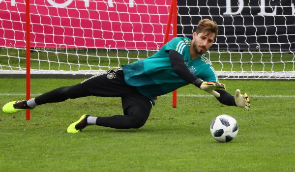 Quelle: Imago Auch wenn Torhüter Kevin Trapp vor allem für das Fangen von Bällen zuständig ist, braucht er natürlich einen sicheren Halt. Er findet ihn wie Angreifer Thomas Müller in Adidas X18.1 (219,95 Euro).