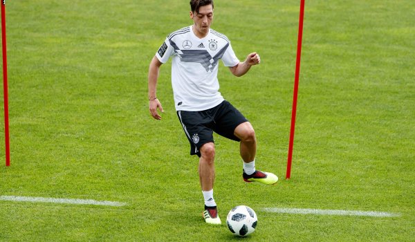 Quelle: Imago Mesut Özil kickt in Adidas Predator 18+, von diesen Schuhen aus dürften bei der WM wieder einige Vorlagen den Weg zu Mitspielern finden (299,95 Euro).