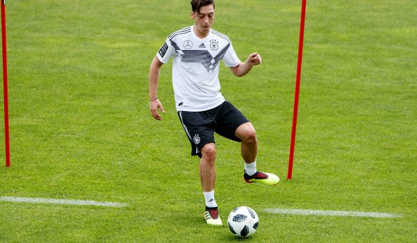 Mesut Özil kickt in Adidas Predator 18+, von diesen Schuhen aus dürften bei der WM wieder einige Vorlagen den Weg zu Mitspielern finden (299,95 Euro).