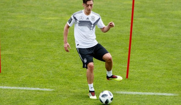 Mesut Özil kicks in Adidas Predator 18+, from these shoes some templates should find their way to fellow players during the World Cup (299.95 Euro).
