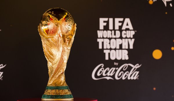Coca-Cola schickt den WM-Pokal seit 2006 auf Welttournee. In diesem Jahr tourte die Trophäe durch insgesamt 91 Städte in 51 Ländern. Seit 1978 ist das Unternehmen „ständiger Partner“ der Fifa.