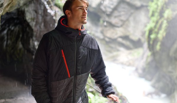 The lightweight thermo hoody from Millet fits into any backpack and protects you when the weather changes in the high mountain areas.