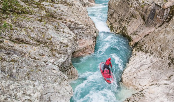 Quelle: Klotzi Experten wie Dan Gavere nutzen Wildwasser-Boards. Die sind nichts mehr für Anfänger und müssen aufgrund der Begebenheiten in oft unruhigen Gewässern müssen sehr stabil, robust und mit speziellen Features ausgestattet sein: Vom Shape her ähneln die Bretter einem Allrounder, sind aber zudem mit einem extra breiten Heck für Stabilität im Surf-Stance versehen. Die eher kleinen Finnen sind meistens zur Boardmitte versetzt.