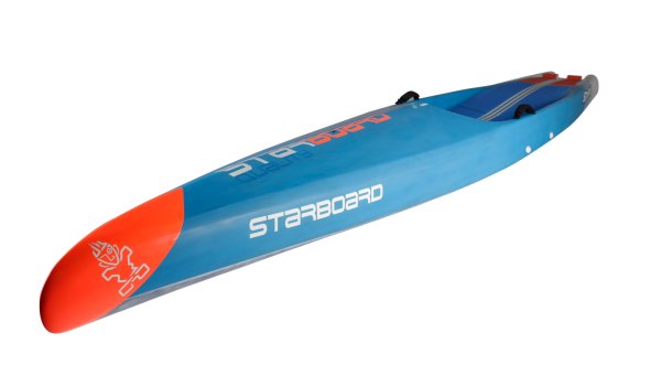 Quelle: Starboard Der Racer unter den SUP-Boards: Der ist nichts für Anfänger, weil er aufgrund der Konstruktion - eine hohe und steile Rail begünstigt den Antrieb – recht schnell an Fahrt gewinnt und deswegen auch von SUP-Fans bevorzugt wird, die an Rennen teilnehmen.