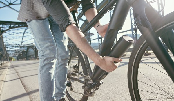 Credit: Fazua Die Zahl der Motoren-Anbieter steigt stetig: Das Münchner Start-Up Fazua etwa setzt auf seinem abnehmbaren Antrieb aus Motor und 250-WH-Akku, der gerade mal 3,3 Kilogramm wiegt. Die zum Beispiel beim E-MTB Focus Raven eingesetzte Einheit kann auf Knopfdruck komplett entnommen werden.