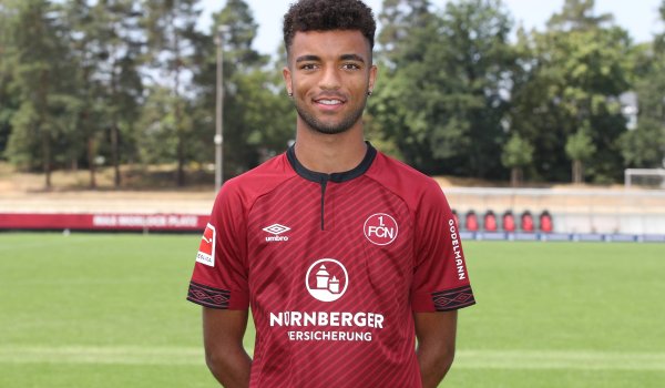 Aufsteiger 1. FC Nürnberg wirbt mindestens noch bis zum Saisonende mit einem regionalen Unternehmen, der Nürnberger Versicherungsgruppe. Die überweist dem FCN 1,5 Millionen Euro pro Jahr dafür.