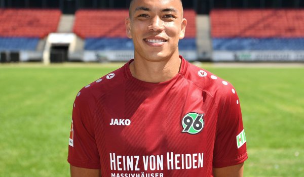 Hannover 96 geht wie schon in den letzten Jahren mit Heinz von Heiden als Brustsponsor in die Saison und kassiert dafür bis zu 5 Millionen Euro jährlich. Versicherer HDI bringt auf dem linken Ärmel noch einmal 500.000 Euro.