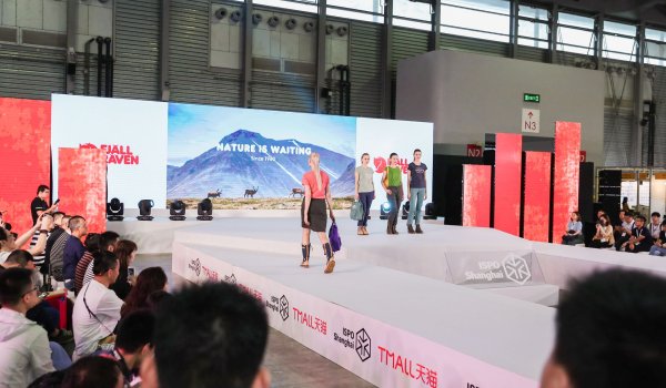 Quelle: Messe München Shanghai Die Kleidung der Models auf der Modenschau konnte mit einem Klick im ISPO Tmall Shop direkt gekauft werden
