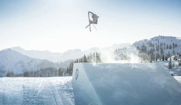 The snowpark in the skiing area Flachauwinkl in the Salzburger Land scores not only with an unbelievable variety of obstacles and kickers, but above all with its size: The funpark stretches over a good 1.5 km length.