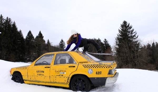 The Street-Park in Nesselwang offers a real big city feeling with an old American taxi on the way down. Or a police station. The park was designed by the Schneestern Crew together with Red Bull.