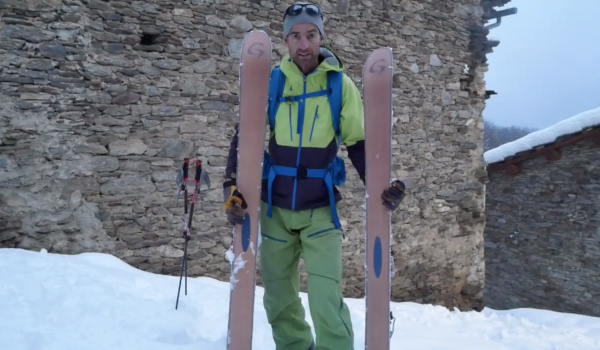 Credit: Youtube Rustikaler Look mit Verantwortungsbewusstsein: Die Skier von Grown sehen in ihrem Holz-Look nicht nur stylisch aus. Sie sind vor allem auch nachhaltig: Statt auf nicht erneuerbare Fasern setzen sie beim Rohmaterial auf Hanffasern. Der ökologische Fußabdruck wird so fast halbiert.