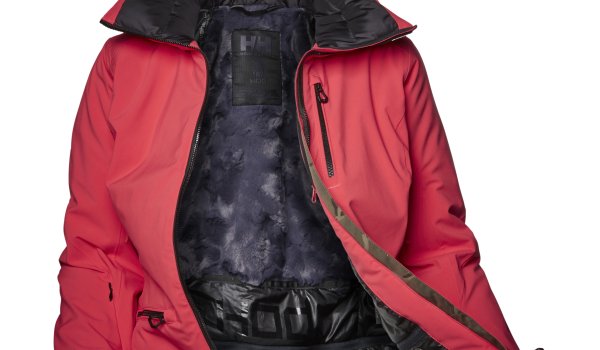 Credit: ISPO Brandnew Es ist der Klassiker: Nach einer anstrengenden Abfahrt verwandelt sich der Schweiß der Anstrengung im Skilift in eine Kältefalle. Der stetige Wechsel zwischen Action und Ruhepause – zwischen Wärme und Kälte – ist Gift für den Körper. Abhilfe verschafft Helly Hansen mit seiner Paradise Heat Skijacke. Diese kann auf Knopfdruck ihre Wärme regulieren. So werden frierende Muskeln verhindert und die Leistungsfähigkeit gesteigert.