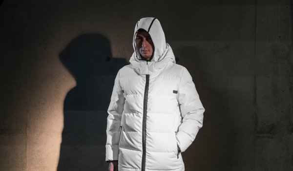 Credit: ISPO Brandnew Als Style-Wunder sind Skijacken nicht unbedingt verschrien. Das Label Templa will das ändern und hat mit seiner Hybrid-Jacke ein Modell auf den Markt gebracht, mit dem man sich auch in den Innenstädten dieser Welt sehen lassen kann. Die Daunenjacke sieht aber nicht nur gut aus, sondern liefert bei alpinen Verhältnissen besten Schutz vor Feuchtigkeit, Wind und Kälte.