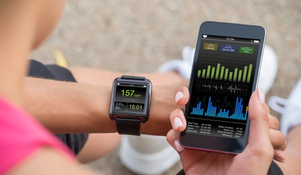 Trend 2, Wearables: Die Vernetzung zwischen Smartwatch, Brustgurt und Smartphone funktioniert mittlerweile reibungslos. So gut, dass am Ende vielleicht bald nur noch das Smartphone und Sensoren in der Kleidung nötig sind, um Tracking-Daten zu analysieren.