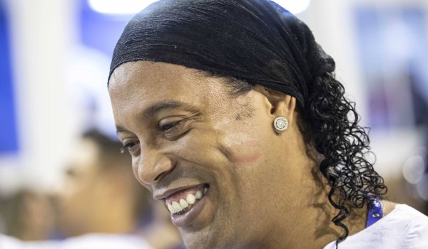 6. Ronaldinho: 43.23 million followers Ronaldinho ended his active soccer career in 2015. His popularity, however, is unbroken - especially in his homeland Brazil. The world star is mainly donating mentions to his most important ex-clubs: FC Barcelona, AC Milan and Flamengo Rio de Janeiro.