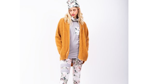 Anna Vister ist Snowboarderin, Modedesignerin und Gründerin von Eivy. Sie wollte die Wahrnehmung von Funktionswäsche als reine Sportbekleidung hinzu modischen Baselayern verändern. Und das ist ihr geungen. 