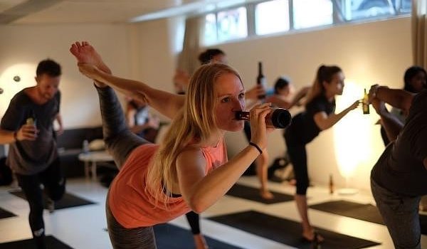 Bier Yoga ist wohl einer der skurrilsten neuen Yogatrends. Hierbei wird das Bier in die Übungen integriert und im Laufe der Übungen natürlich auch getrunken. Eine der Praktiken beinhaltet zum Beispiel das Balancieren des Bieres auf dem Kopf während man auf einem Fuß das Gleichgewicht hält.