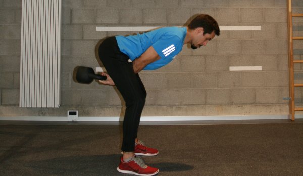 When the ball swings back between the legs, the hip bends quickly and intercepts the swing of the ball. Accelerate the kettlebell again or swing it to the end.