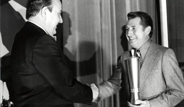 El futbolista profesional alemán Fritz Walter (*1920; † 17 de junio de 2002) fue galardonado con la Copa ISPO en 1974 (r.). 20 años antes, lideró a la selección alemana hacia el histórico título de la Copa del Mundo ("Milagro de Berna"). Fue el primer jugador nacional nombrado capitán honorario.